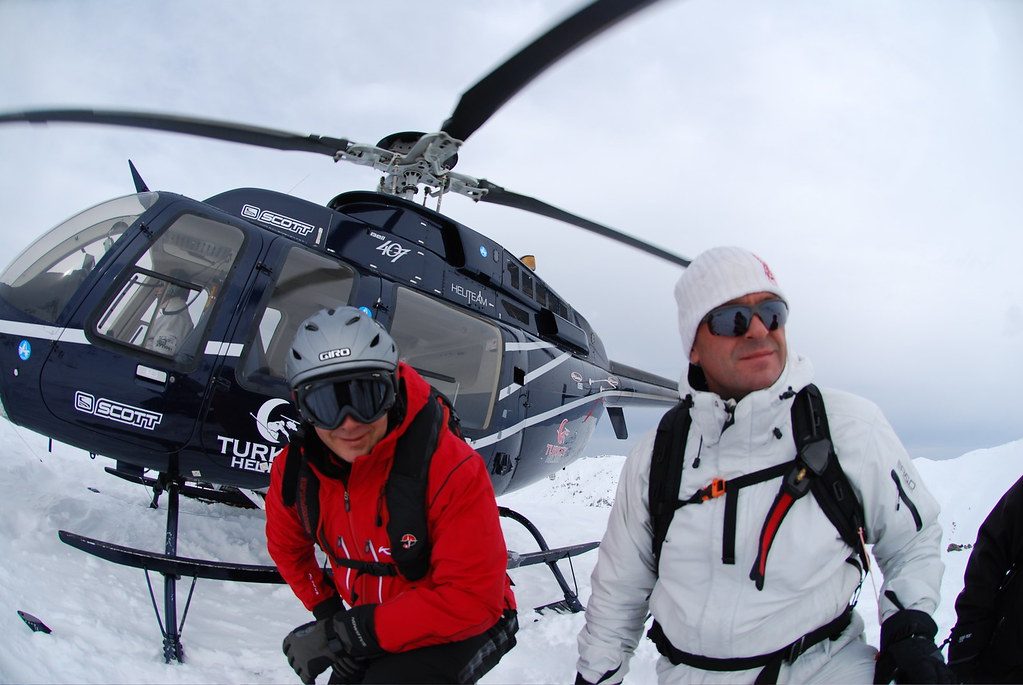 Райдеры у вертолёта на снегу, heliskiing