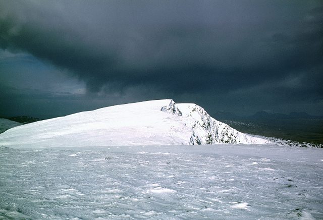 East Pole Camp в горах Западного Алтая зимним вечером